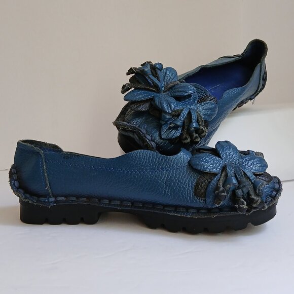 Vintage Handcrafted Blue Leather 3D Flower Slip-On Lug Sole Moccasins  Sz 7 - Picture 1 of 12